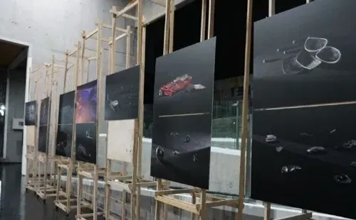 Exposición “Restos de un estallido”.
