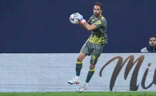 Claudio Bravo en el duelo del Real Betis contra Cádiz. (Foto: Imago)