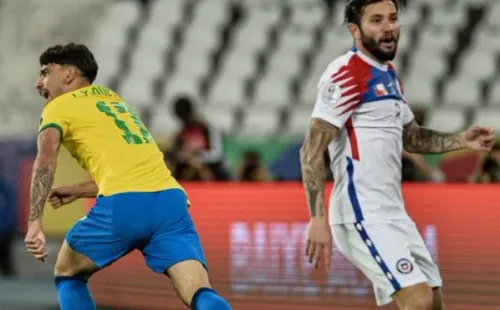 Lucas Paquetá celebra el gol con el que Brasil derrotó a la Roja en los cuartos de final de la Copa América 2021. (Agencia Uno).