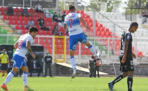 Tomás Asta-Buruaga celebra uno de los dos goles que ha convertido con la camiseta de la Universidad Católica. (Agencia Uno).
