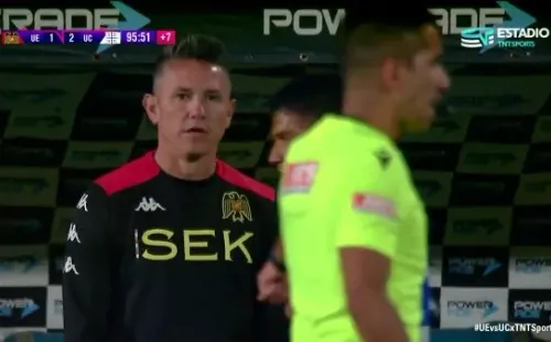 Gustavo Canales mira a Rodrigo Carvajal con atención. (Captura TNT Sports).