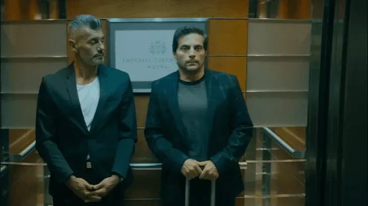 Sergio Goycochea no sospecha lo queLucho Buenaventura lleva en la maleta. Foto: Captura.