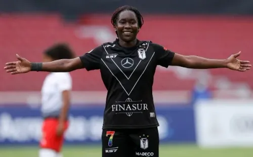 Mary Valencia se llevó la pelota. Foto: Conmebol.