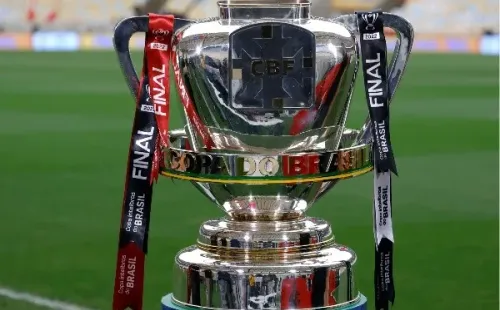 El hermoso trofeo de la Copa do Brasil, el último en el nutrido palmarés de Arturo Vidal. (Getty Images).