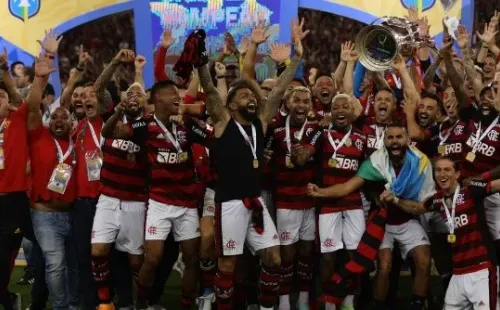 RIO DE JANEIRO, BRAZIL - OCTOBER 19: Players of Flamengo lift the trophy after winning the second leg match of the final of Copa do Brasil 2022 between Flamengo and Corinthians at Maracana Stadium on October 19, 2022 in Rio de Janeiro, Brazil. (Photo by Buda Mendes/Getty Images)-Not Released (NR)