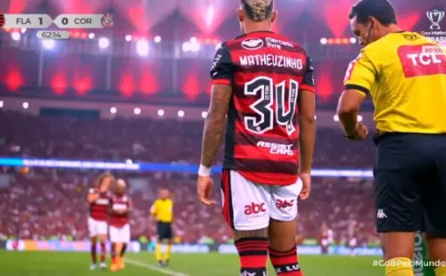 David Luiz alienta a Vidal en la salida.