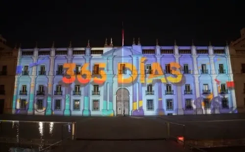 Falta un año para Santiago 2023: cuenta regresiva con show de luces en el frontis de La Moneda.