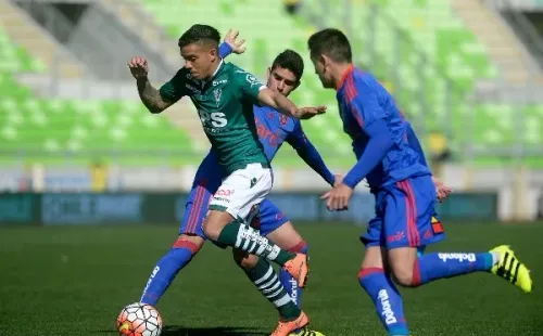 David Terans en acción ante Universidad de Chile con la camiseta de Santiago Wanderers. (Agencia Uno).