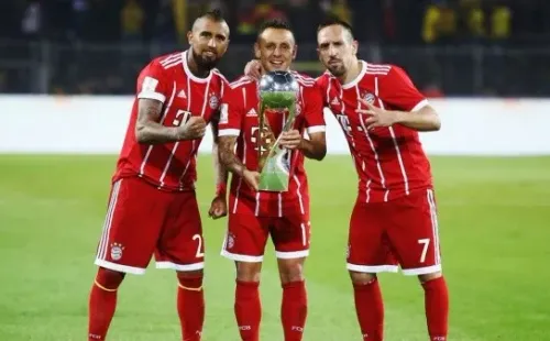 Celebrando un título con sus amigos Arturo Vidal y Rafinha.