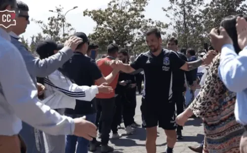 El plantel de Colo Colo recibió el apoyo de los trabajadores y canteranos del club antes de viajar a Coquimbo a bajar la estrella 33. Foto: Comunicaciones Colo Colo.
