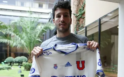 El colombiano con la camiseta obsequiada. Foto: Universidad de Chile.