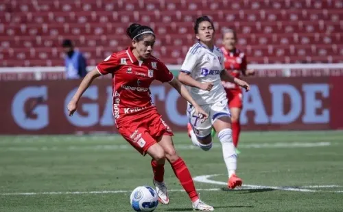 Las Leonas tuvieron complicada la primera mitad del encuentro ante las escarlatas. (Conmebol)