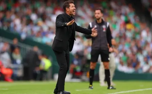 Manuel Pellegrini le dio fuerte a Diego Simeone tras el triunfo del Atlético de Madrid contra el Betis. Foto: Getty Images