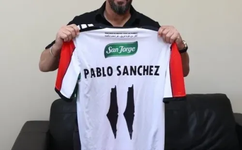 Pablo Sánchez con la camiseta que tiene el mapa de Palestina (Foto: Palestino)