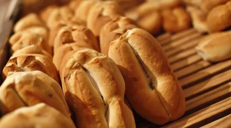 La marraqueta -crujiente, grande o blanda- es patrimonio de los colocolinos este lunes