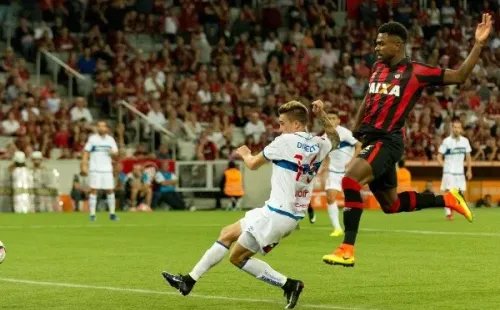 Ricardo Noir marcó el 2-2 que la Universidad Católica consiguió ante Athletico Paranaense en Brasil durante la Copa Libertadores 2017. (Agencia Uno).