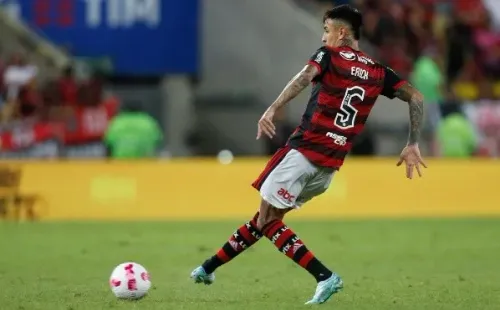 Erick Pulgar volvió con todo al Flamengo y fue clave para el triunfo ante Santos. Foto: Comunicaciones Flamengo.