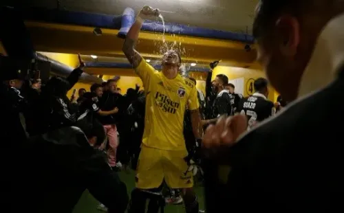 Brayan Cortés celebró el título con la cerveza donde ahora aparece su cara (Foto: Colo Colo)