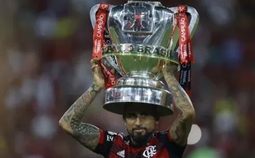 Arturo Vidal se pasea con el trofeo de la Copa de Brasil para nuevo festejo con los hinchas. (Foto: Getty Images)