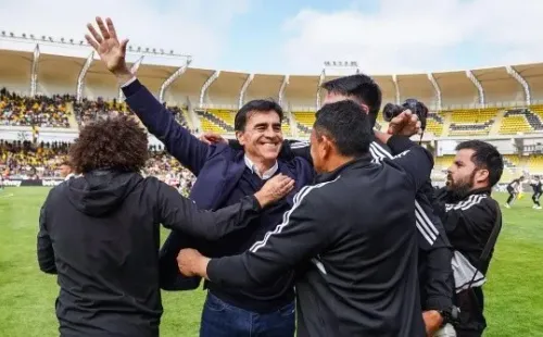 Gustavo Quinteros tiene contrato, pero está en la mira del fútbol argentino y puede partir de Colo Colo. Foto: Guille Salazar, RedGol.