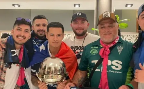 Matías Fernández Cordero posa con el trofeo de la Copa Sudamericana. (Instagram).