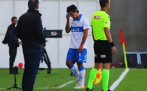 Ariel Holan observa a Ignacio Saavedra, quien fue expulsado en la goleada de Unión La Calera a la UC. (Agencia Uno).