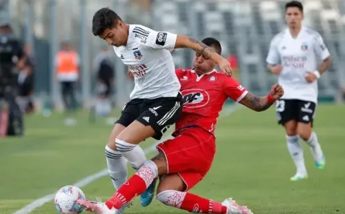 Williams Alarcón por Colo Colo lucha con Juan Leiva en la victoria alba por 2-1 ante Unión La Calera en el Campeonato Nacional 2020. (Agencia Uno).