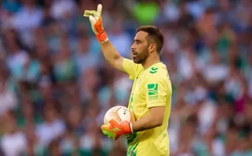 Claudio Bravo en plena acción por la Europa League. (Getty Images).