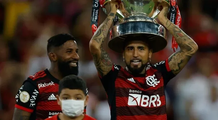 Arturo Vidal y Rodinei son puro cariño en el Flamengo. Foto: Getty Images