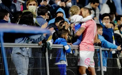 Luciano Aued celebra un triunfo de la UC con su hija Charito. (Agencia Uno).