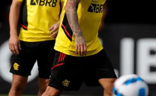 Éverton Ribeiro observa a Arturo Vidal en el entrenamiento de Flamengo. (Getty Images).
