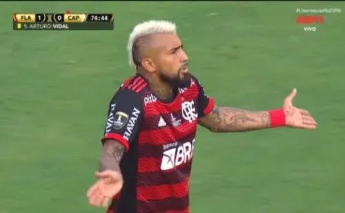 Vidal se sorprende con la tarjeta amarilla.