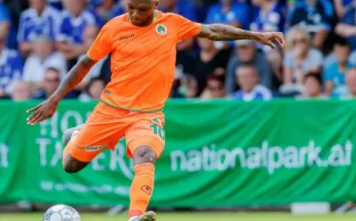 Junior Fernandes en acción por el Alanyaspor de Turquía, cuadro que sigue a Gabriel Suazo. (Getty Images).