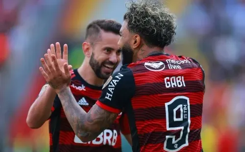 Gabigol festeja con Éverton Ribeiro el gol que le da la ventaja por 1-0 a Flamengo sobre Athletico Paranaense. (Getty Images).