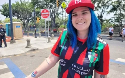 Raisa, periodista e hincha brasileña, puso más presencia chilena en la final de la Copa Libertadores en Ecuador: camiseta de Palestino y tatuaje de la U.