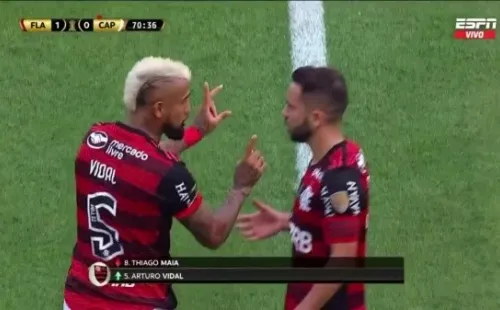 Vidal conversando con Ribeiro en su ingreso a la cancha.