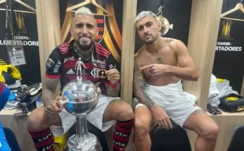 Arturo Vidal con la Copa Libertadores en el vestuario del Flamengo.