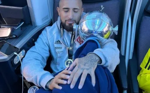 Vidal posa con la Libertadores en el avión de regreso a Brasil (Instagram)