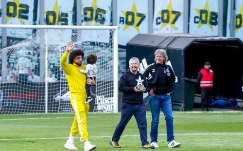 Peluca Falcón recibió la estrella Alba 33 en el Monumental antes del partido