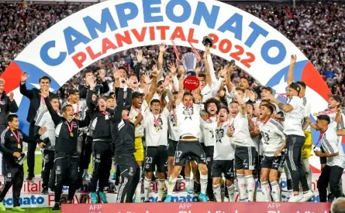 Suazo levanta la copa de Colo Colo campeón 2022