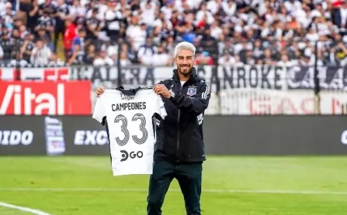 Lucero recibió la camiseta de la 33 de Colo Colo