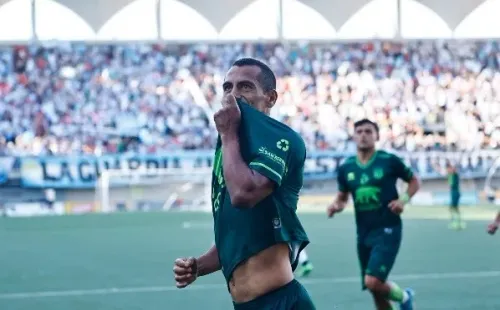 César Cortés anotó un doblete de penal para llevar a Magallanes de vuelta a la Primera División. Foto: Agencia Uno