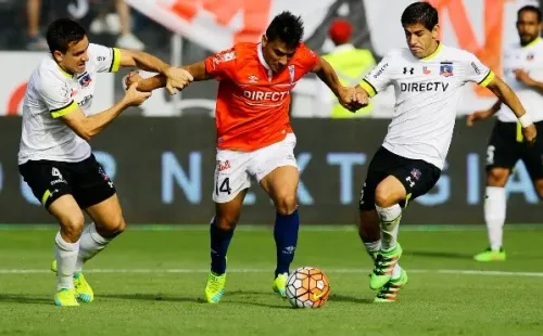 Matías Zaldivia y Julio Barroso ante David Llanos en un clásico entre Colo Colo y la Universidad Católica en 2016. (Agencia Uno).