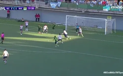 Una de las tomas de la falta dentro del área que Claudio Muñoz Uribe le cometió a Felipe Flores. (Captura TNT Sports).