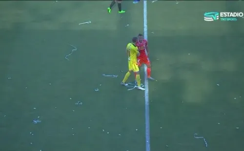 Matías Ballini y Matías Cano tuvieron un encontrón en Cobreloa. (Captura TNT Sports).