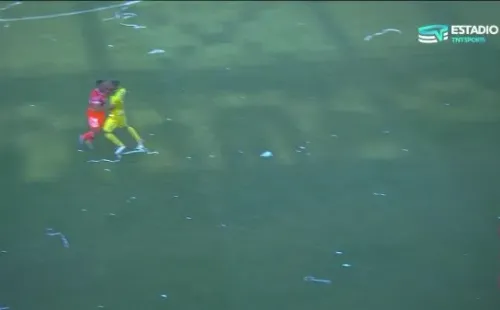 Matías Cano y Matías Ballini llegaron a empujarse tras una discusión. (Captura TNT Sports).