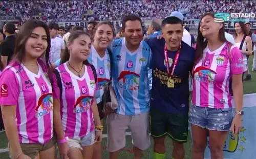 Iván Vásquez posó para algunas fotografías luego de obtener el título y el ascenso a la primera división con Magallanes (Captura TNT Sports).