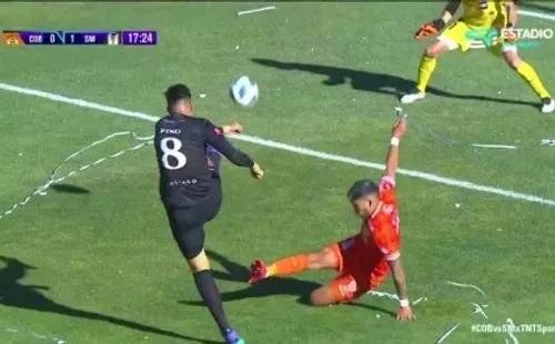 Steffan Pino sacó el remate con el que abrió la cuenta en la visita de Santiago Morning a Cobreloa en la última fecha del Campeonato Ascenso. (Captura TNT Sports).