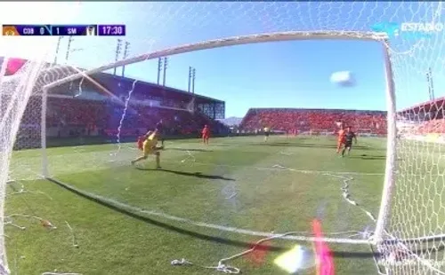 Matías Cano mira cómo el remate de Steffan Pino se metió en un lugar imposible. (Captura TNT Sports).
