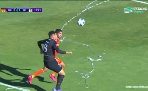 Steffan Pino cubre la pelota de la marca de Bastián San Juan. (Agencia Uno).